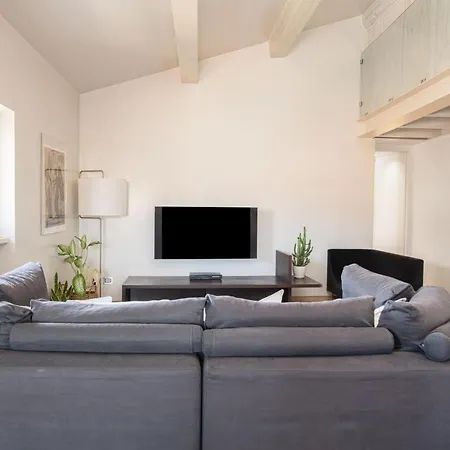 Stunning Top Floor Flat In The Heart Of Verona - With Car Park Exterior foto