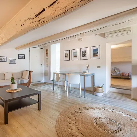 Stunning Top Floor Flat In The Heart Of Verona - With Car Park Exterior foto