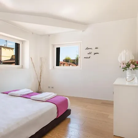 Stunning Top Floor Flat In The Heart Of Verona - With Car Park Exterior foto